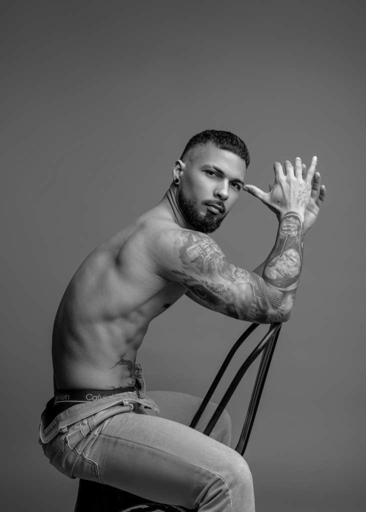 tattooed-muscular-man-black-and-white-portrait