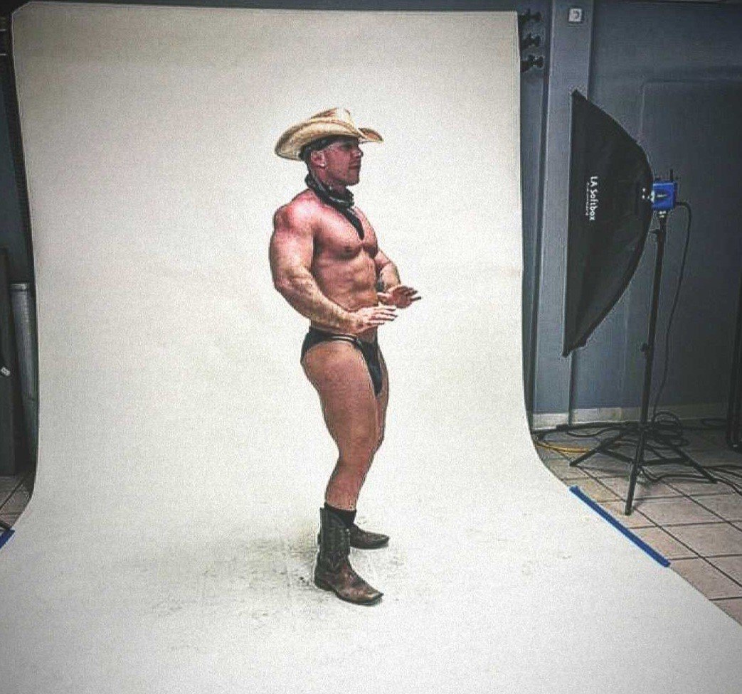 muscular-man-cowboy-hat-posing-studio