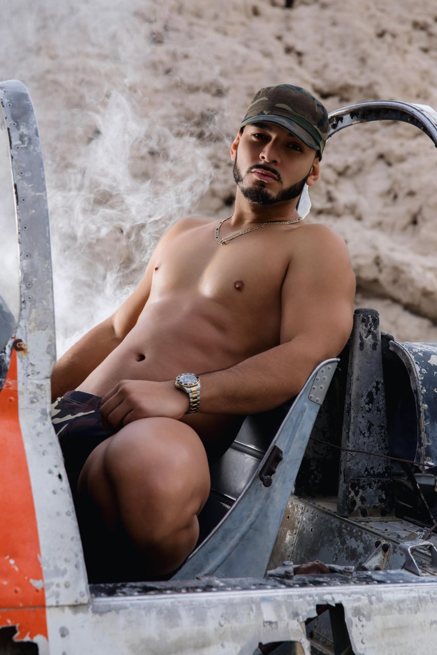 muscular-man-airplane-cockpit-photo